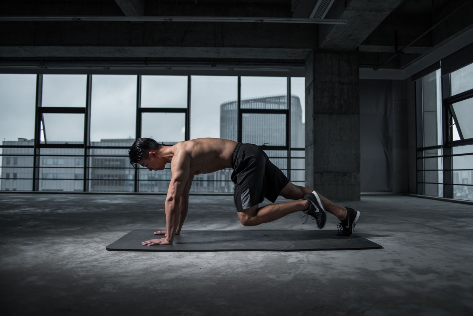 Man doing a bodyweight core exercise on a mat